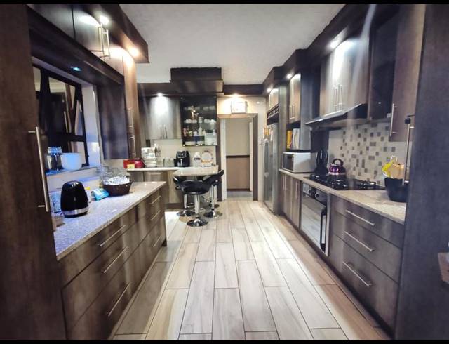 6 BEDROOM HOUSE FOR SALE IN GOLF PARK